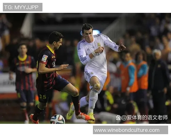 当绿茵场上的爱情邂逅足球明星的心动瞬间与甜蜜故事